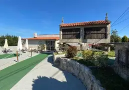 Entrada y horreo de O Largo da Costa en Baixada Laxe, Vigo